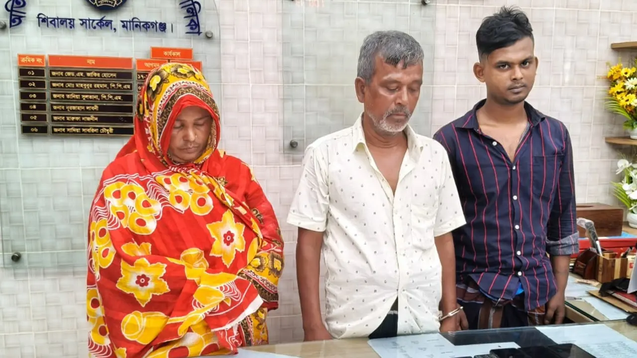 কথিত নারী মাদক ব্যবসায়ীর বাড়ি জ্বালিয়ে দিলো জনতা