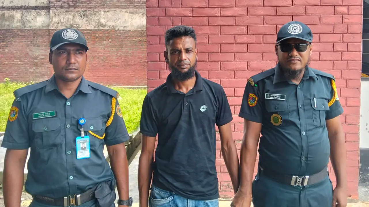 কারাবন্দি স্ত্রীকে দেখতে গিয়ে গাঁজাসহ আটক স্বামী