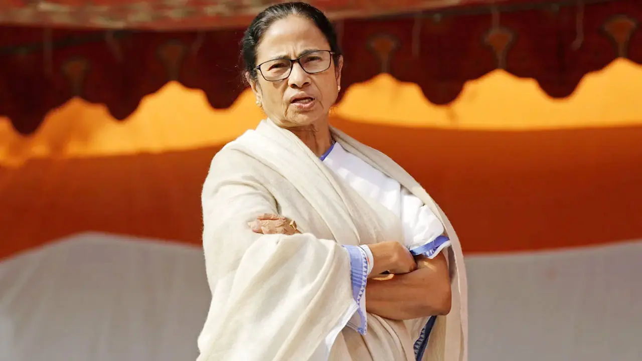 ভাঙনের মুখে পড়া তৃণমূলকে চাঙা করতে জনসভার ডাক মমতার