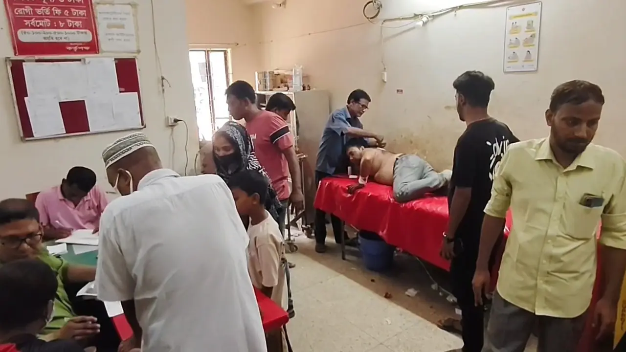 আম পাড়াকে কেন্দ্র করে দুই পক্ষের সংঘর্ষ, আহত ১২