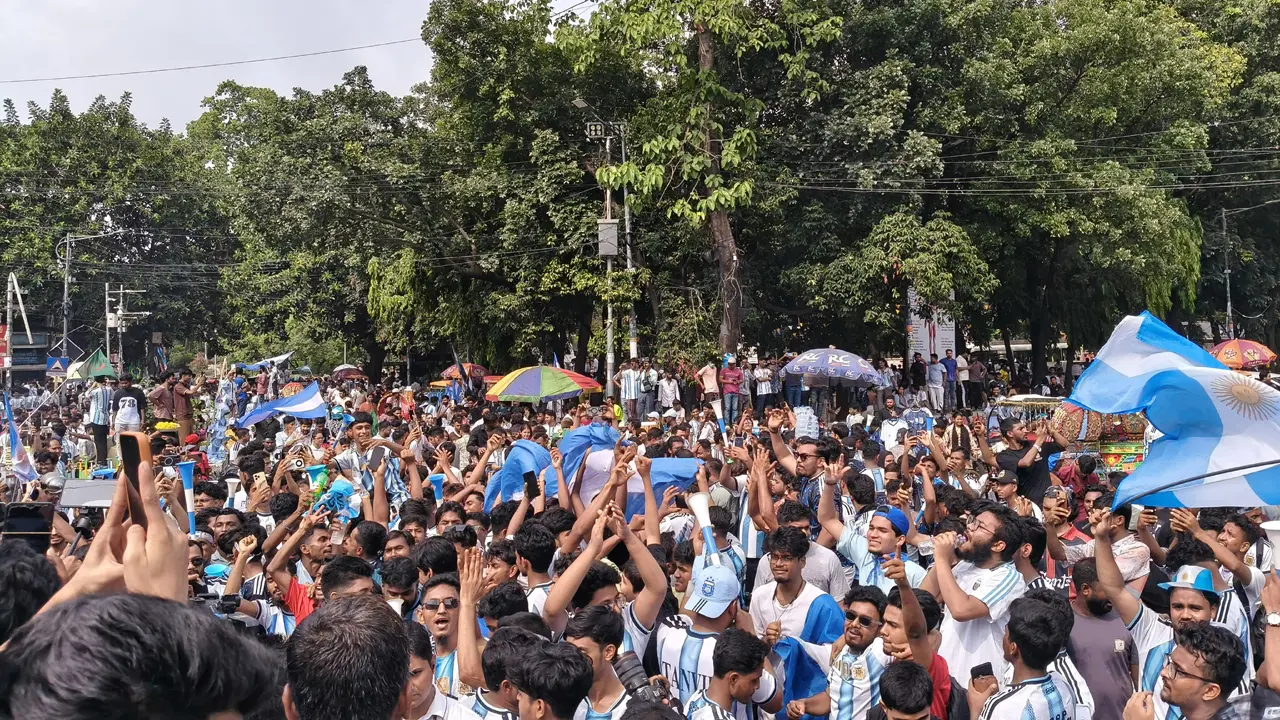 টিএসসি-রাজু ভাস্কর্য এলাকায় ‘মেসি মেসি’ স্লোগানে মেতেছেন ভক্তরা