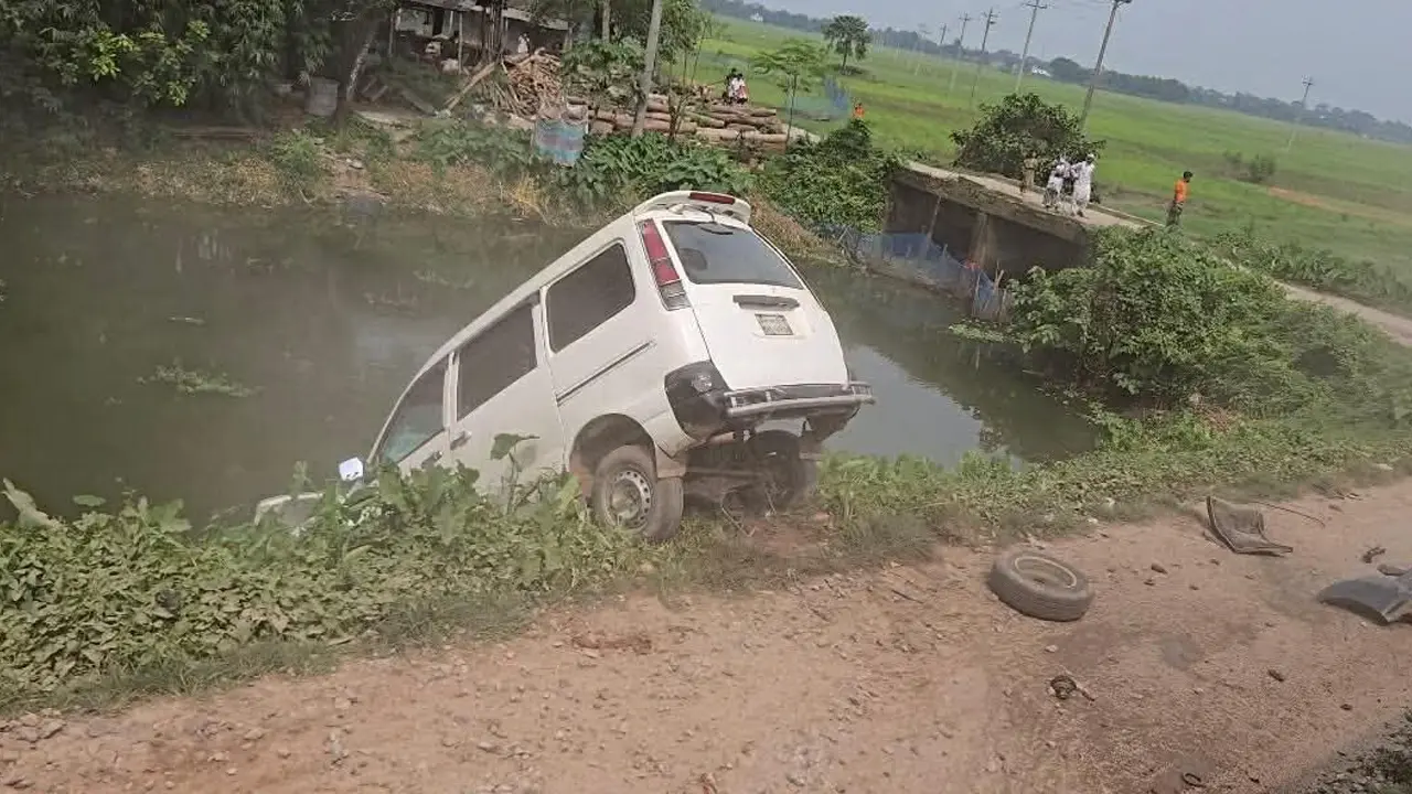 ব্রাহ্মণবাড়িয়ায় ট্রেনের ধাক্কায় মাইক্রোবাস খাদে