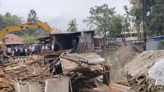 পাউবোর জমি থেকে শতাধিক অবৈধ স্থাপনা উচ্ছেদ