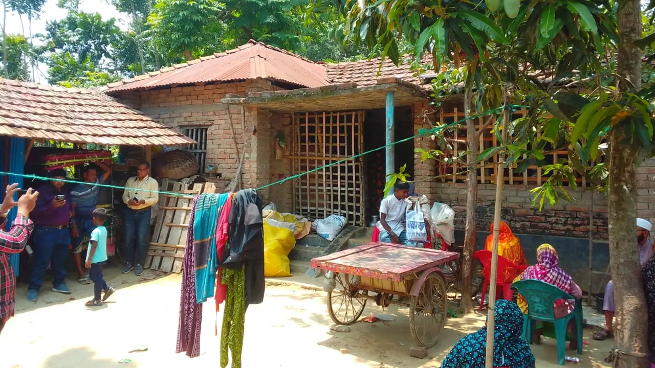 ১১ বছর পর এলেন দেশে, মা-ভাই-বোনসহ বাড়িতে ফিরলেন লাশ হয়ে
