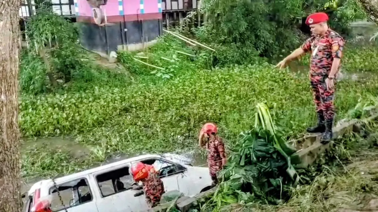 মুন্সীগঞ্জে মাইক্রোবাস উল্টে খাদে: স্ত্রীর পর মারা গেলেন মা