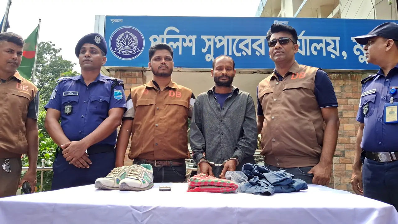 মোটরসাইকেলে আগুন, নেভাতে ঘর থেকে বের হলে যুবককে কুপিয়ে হত্যা