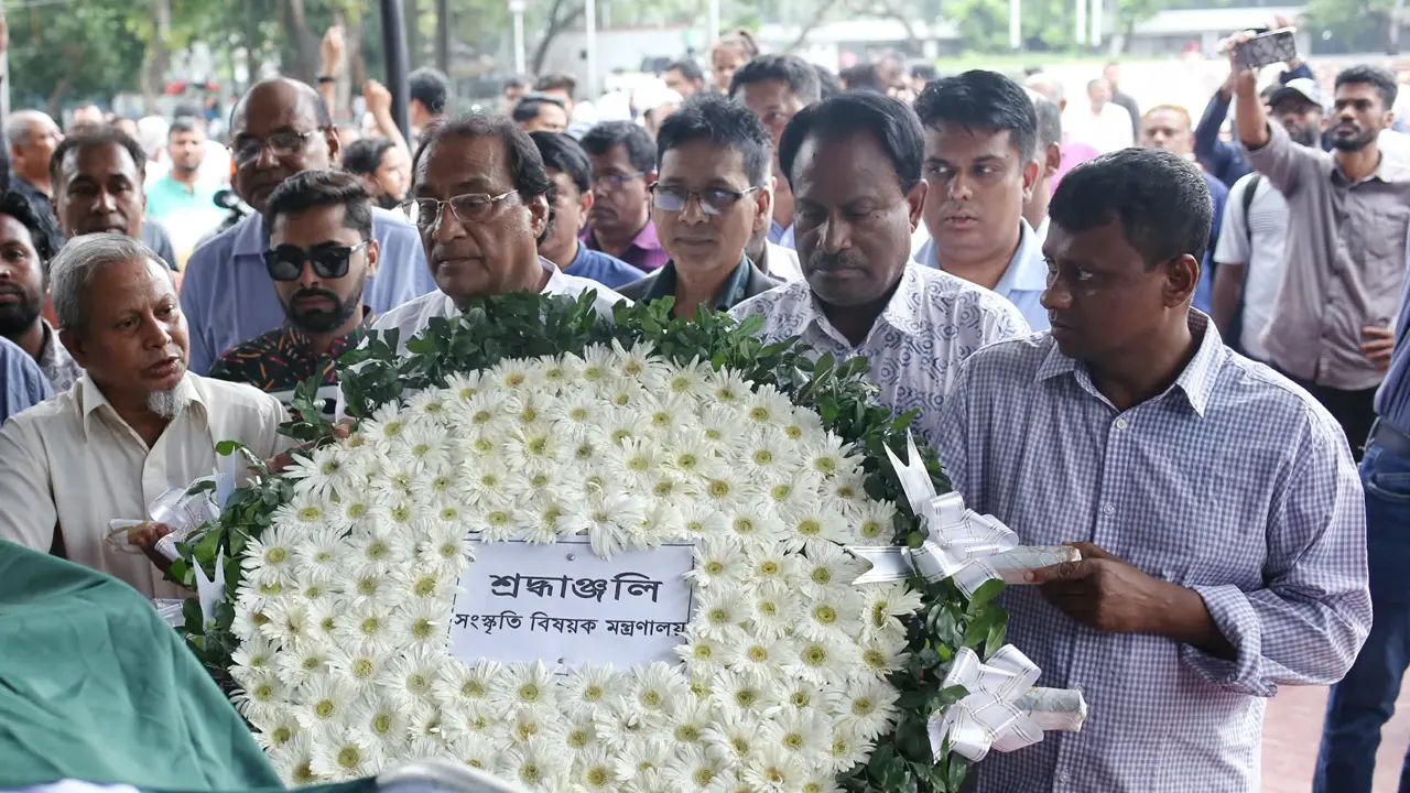 শহীদ মিনারে সর্বস্তরের মানুষের শ্রদ্ধায় মুস্তাফা মনোয়ার