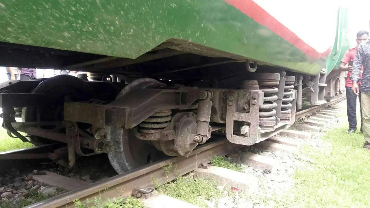ব্রহ্মপুত্র এক্সপ্রেস উদ্ধার, বিকল্প লাইনে ঢাকামুখী ট্রেনচলাচল স্বাভাবিক
