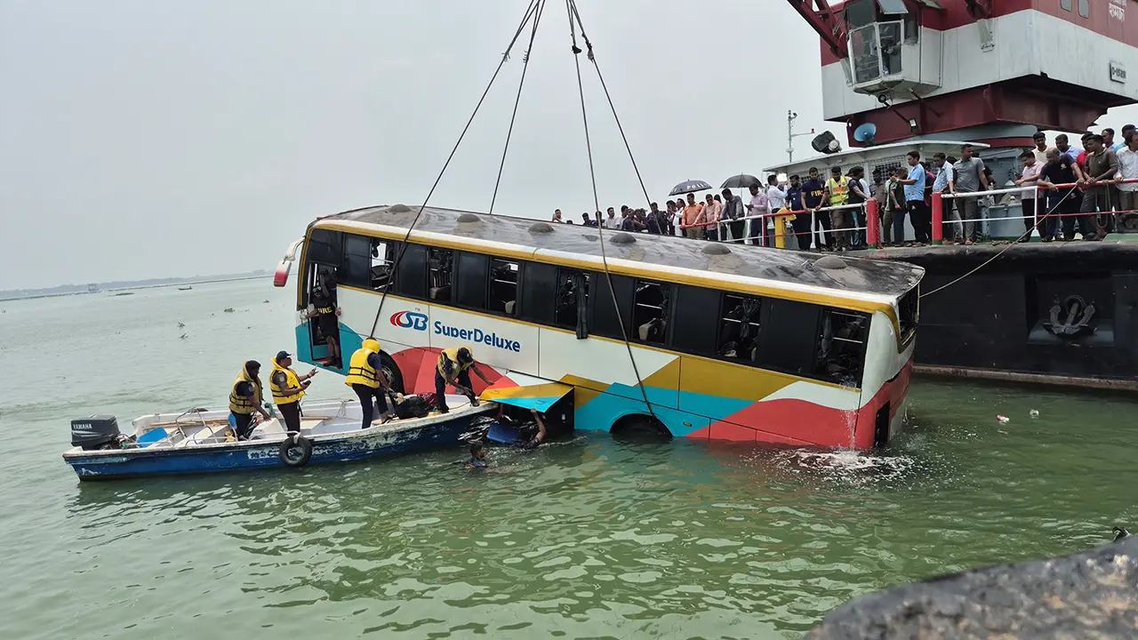 দৌলতদিয়ায় বাসডুবির ঘটনায় তদন্ত প্রতিবেদন দাখিল