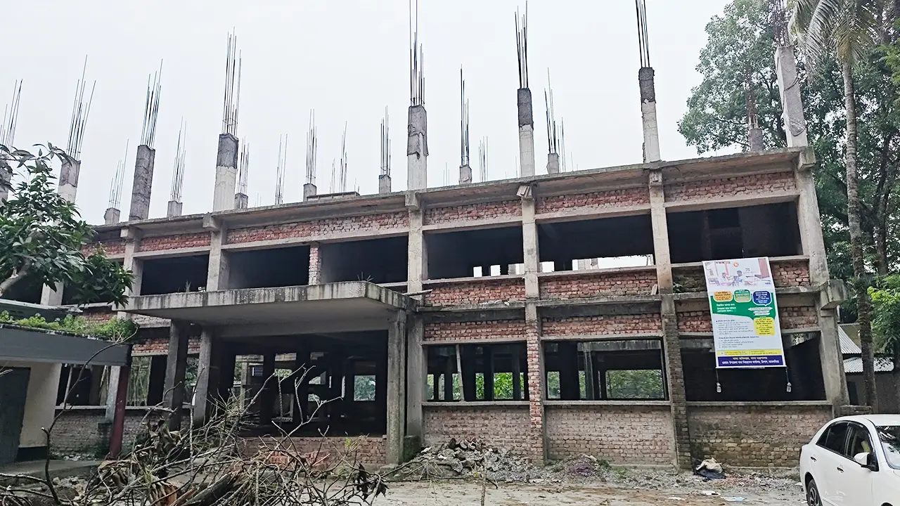 চার বছরেও শেষ হয়নি উপজেলা পরিষদ কমপ্লেক্স নির্মাণকাজ, পালিয়েছে ঠিকাদার