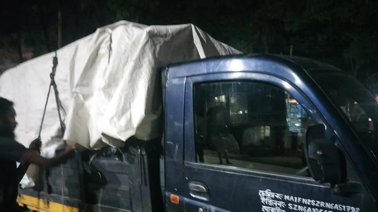 সরকারি বইসহ পিকআপ চালক আটক, পলাতক মাদরাসা সুপার
