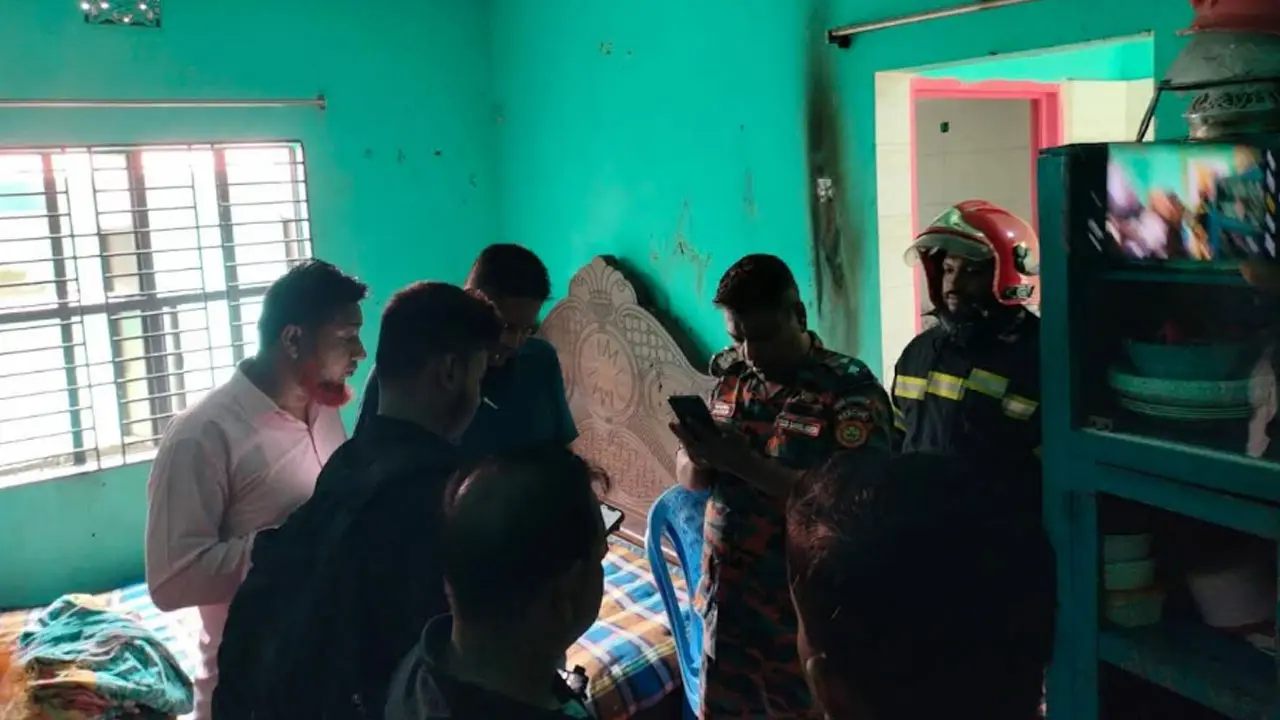নারায়ণগঞ্জে গ্যাস বিস্ফোরণ : দগ্ধ বাবা-মা-ছেলে একসঙ্গে দাফন