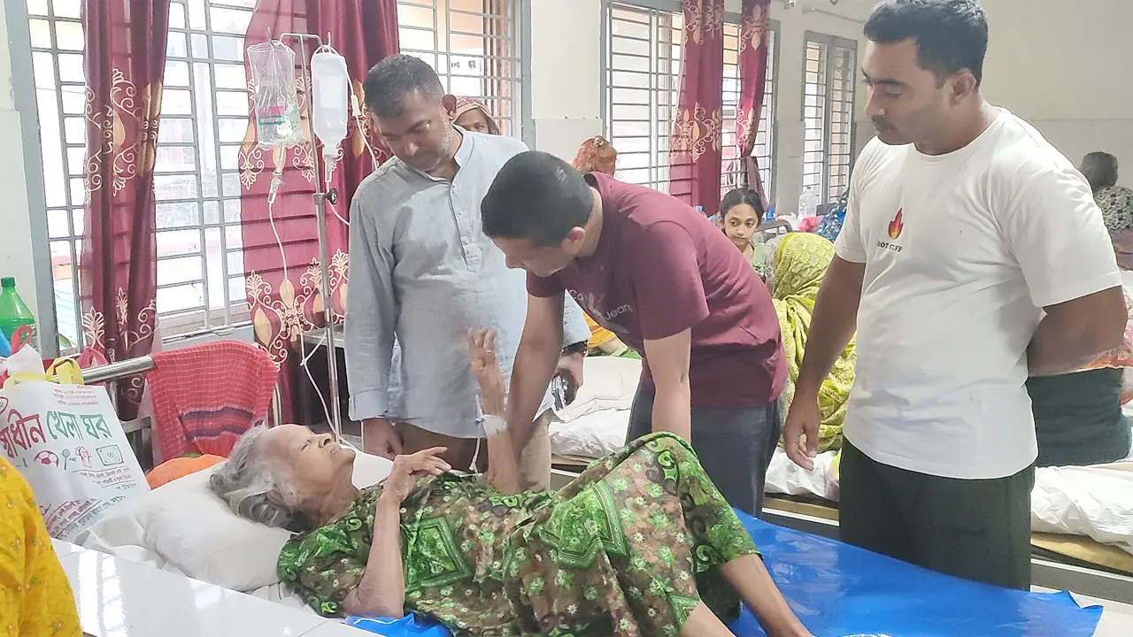 স্বজনহীন বৃদ্ধার পাশে জেলা ছাত্রদল সভাপতি, নিলেন চিকিৎসার দায়িত্ব
