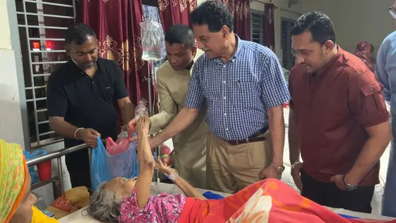 ঢাকা পোস্টে সংবাদ প্রকাশের পর সেই বৃদ্ধাকে দেখতে গেলেন এমপি