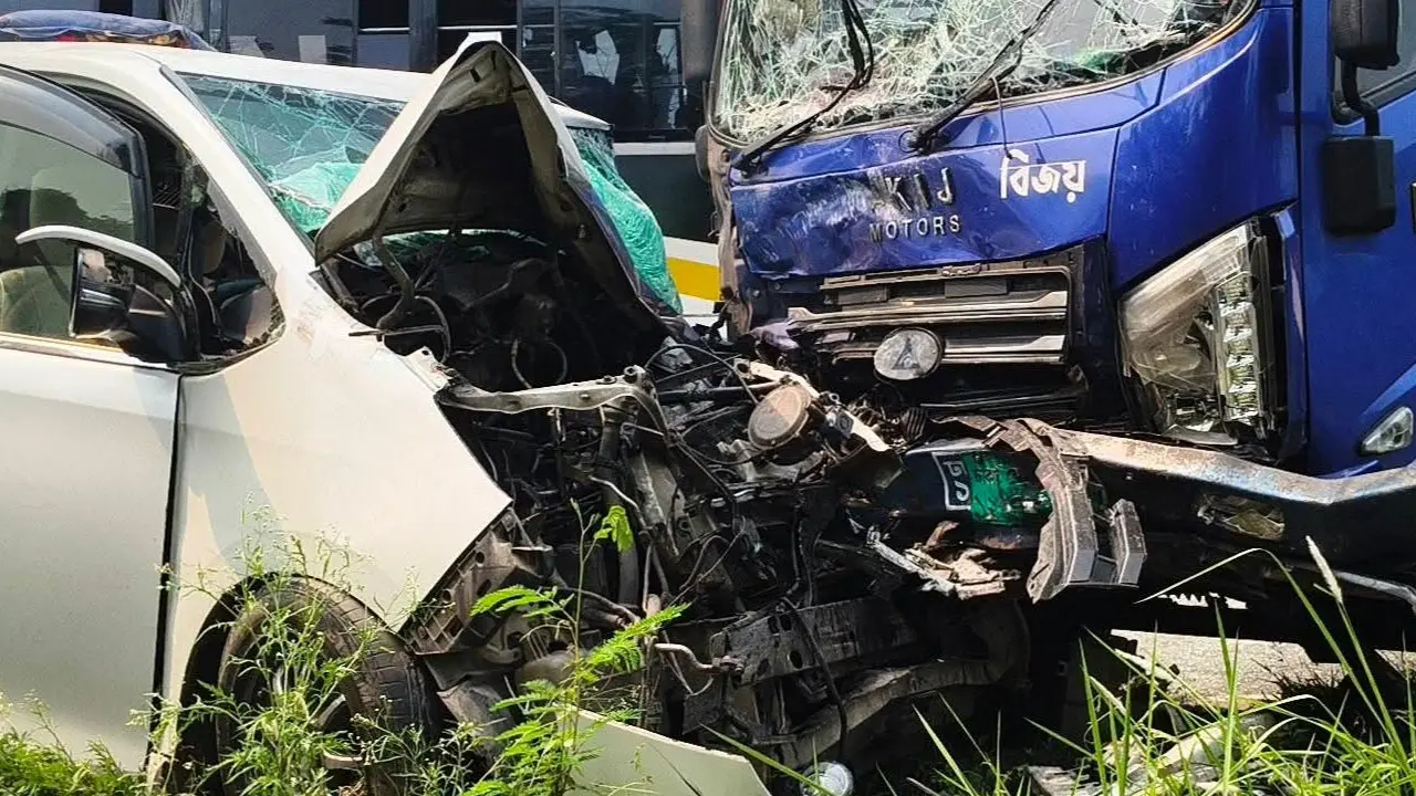 ট্রাকের সঙ্গে মাইক্রোবাসের সংঘর্ষে দুই শিশু নিহত, বাবা-মা হাসপাতালে