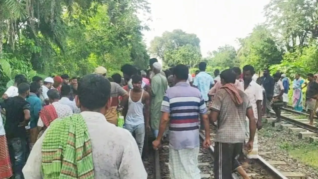 রেললাইনে বসে মোবাইলে কথা বলার সময় ট্রেনে কাটা পড়লেন ব্যবসায়ী