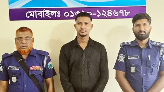 নাটোরে বিদেশি নাগরিককে হেনস্তার ঘটনায় প্রধান আসামি গ্রেপ্তার