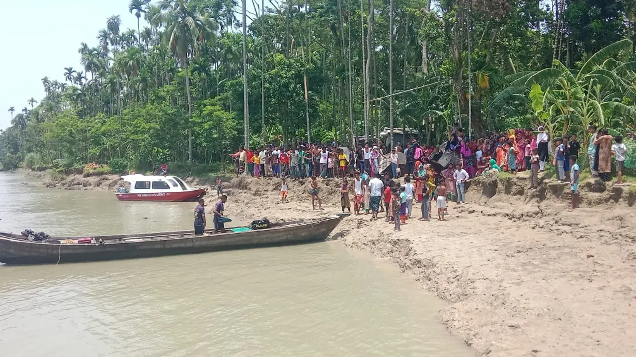 লঞ্চের ছাদ থেকে নদীতে পড়ে কিশোর নিখোঁজ, চলাচল স্থগিত