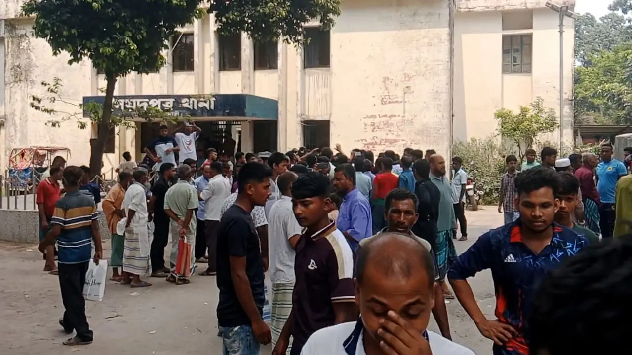 পেট্রোলের আগুনে বৃদ্ধ নিহত, মামলা না নেওয়ার অভিযোগে থানা ঘেরাও