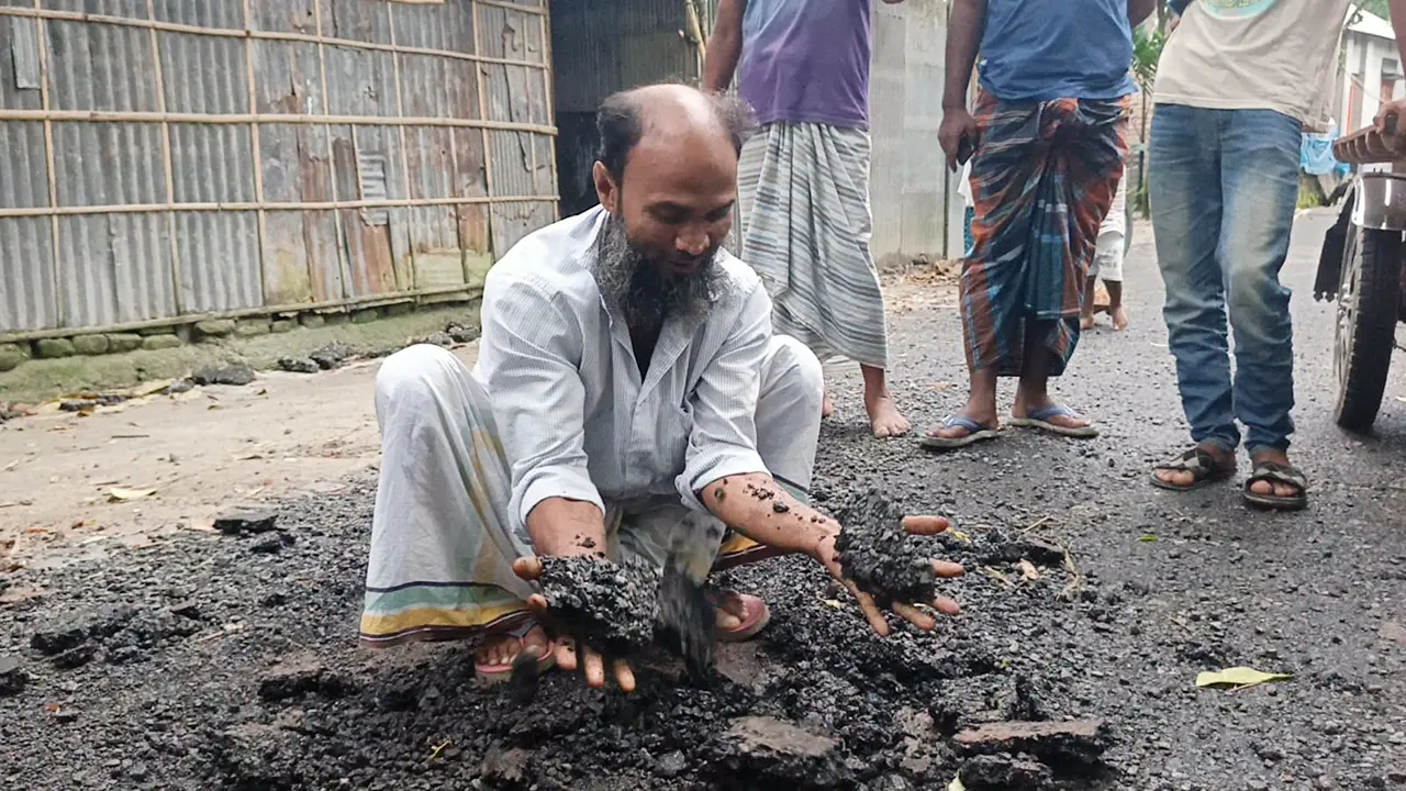 ৪৫ লাখ টাকার রাস্তা, ঢালাইয়ের ৭ দিনেই উঠে যাচ্ছে কার্পেটিং