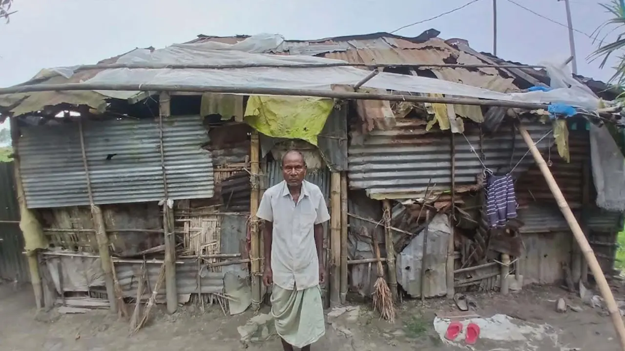 ঝড়-বৃষ্টিতে পলিথিন মাথায় রাত কাটে দুর্গাচরণের, তিন বেলা জোটে না খাবার