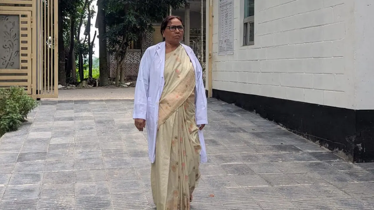 নরমাল ডেলিভারিতে ১০ হাজার শিশুর জন্ম নিলুফা বেগমের হাতে