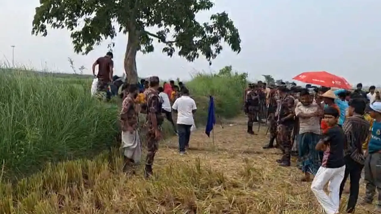 নওগাঁ সীমান্তে পুশইন ঠেকাতে বিজিবির সঙ্গে সীমান্ত পাহারা দিলেন এলাকাবাসী