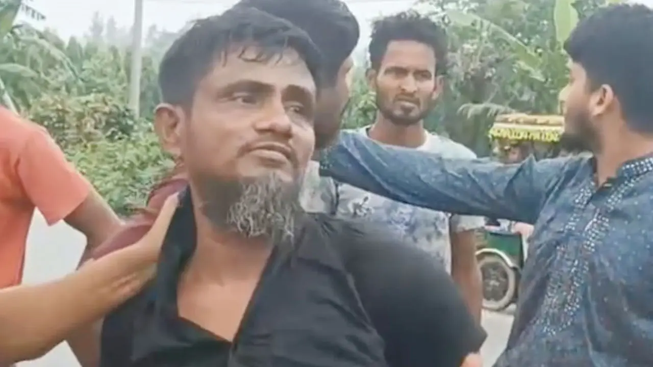 রক্তাক্ত বৃদ্ধকে ঝোপে ফেলার চেষ্টা, মাইক্রোবাসচালক আটক