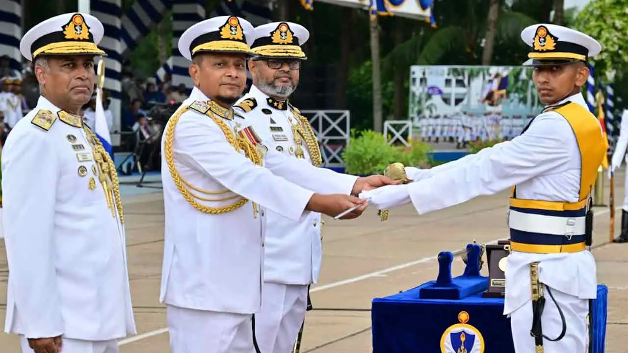 সার্বভৌমত্ব রক্ষার শপথ নিয়ে নৌবাহিনীতে যোগ দিলেন ৬১ নবীন কর্মকর্তা