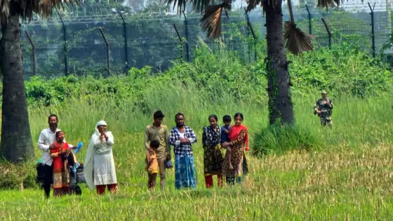 নওগাঁ সীমান্তে খোলা আকাশের নিচে ৯ জন, ১২ ঘণ্টায়ও মেলেনি সমাধান