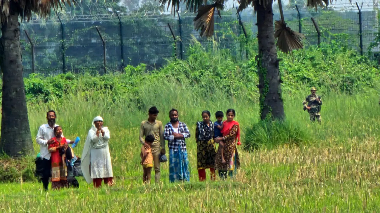 নওগাঁ সীমান্তে খোলা আকাশের নিচে ৯ জন, ১২ ঘণ্টায়ও মেলেনি সমাধান