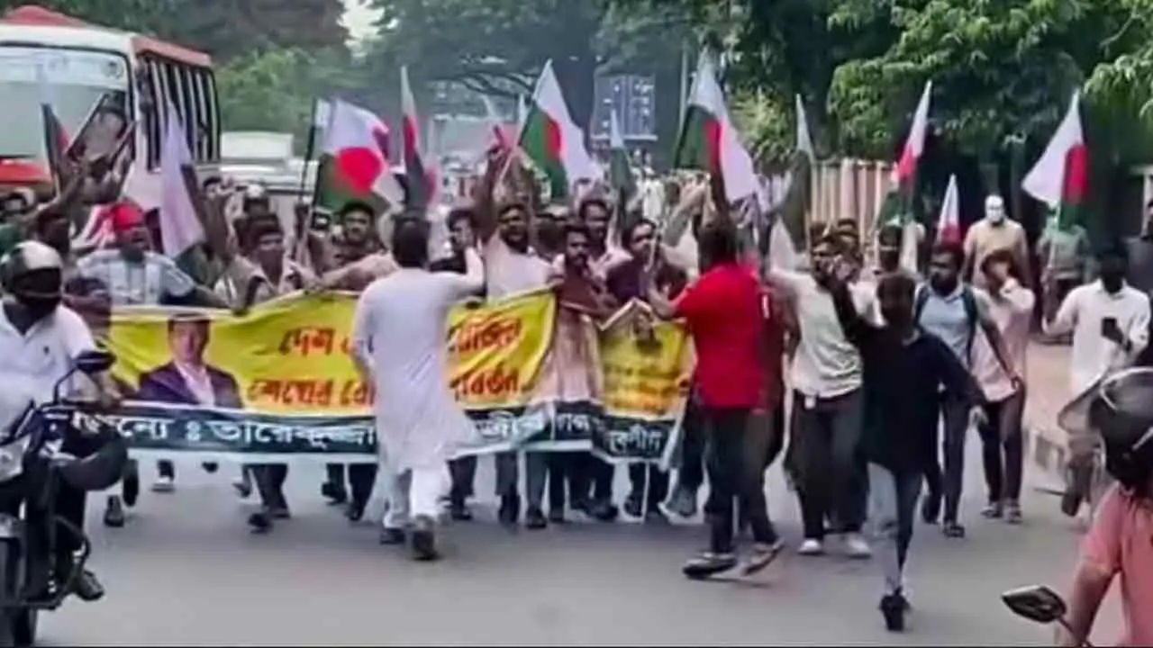 গণভবনের সামনে কার্যক্রম নিষিদ্ধ যুবলীগের মিছিল, দুই থানার ঠেলাঠেলি