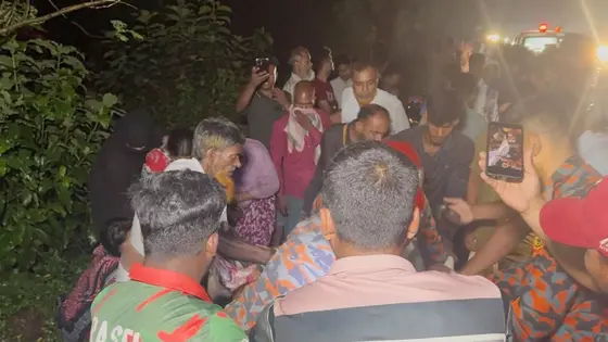 ট্রাকের নিচে পড়া শিশুকে বাঁচাতে প্রাণ গেল মোটরসাইকেল চালকেরও