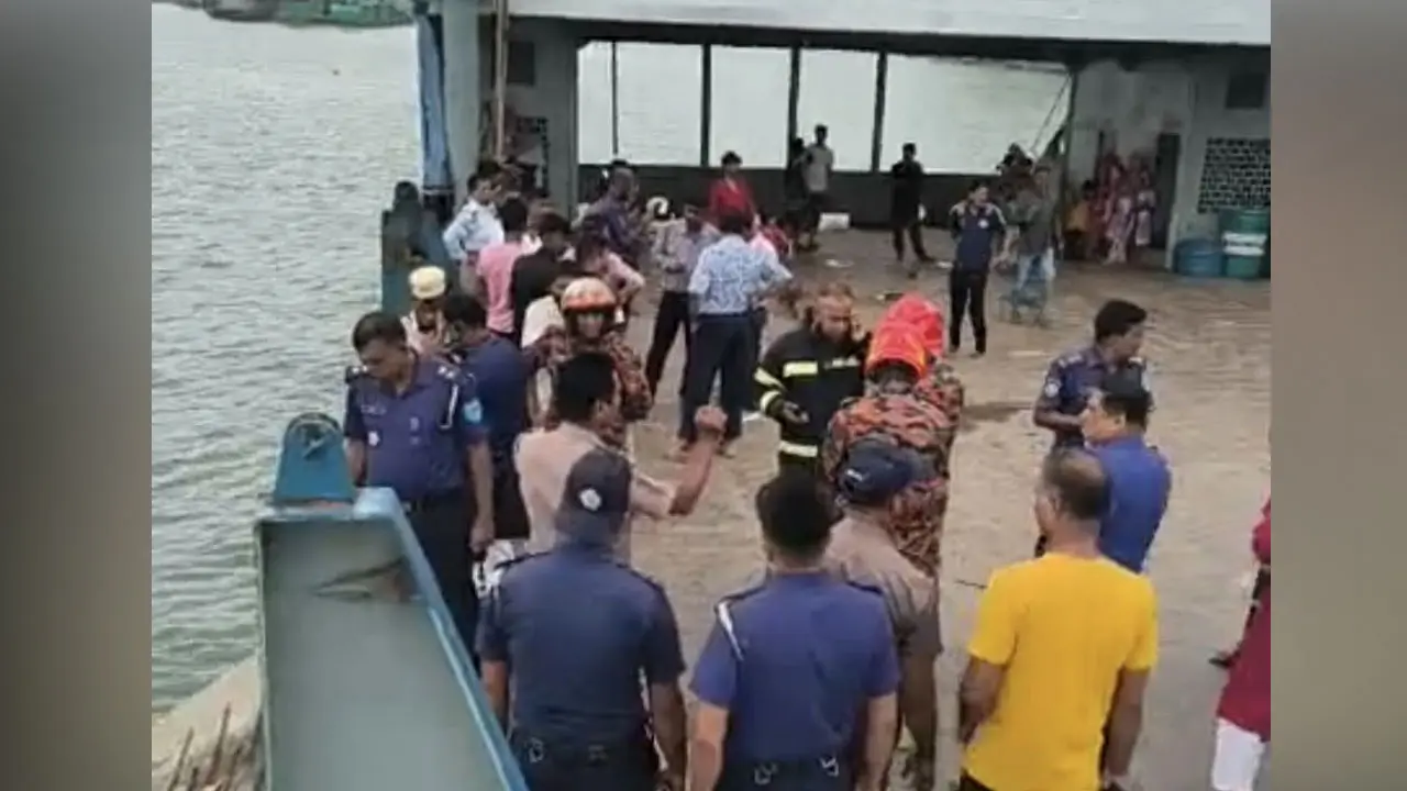 দৌলতদিয়া ঘাটে নিয়ন্ত্রণ হারিয়ে আবারও বাস পড়ল নদীতে