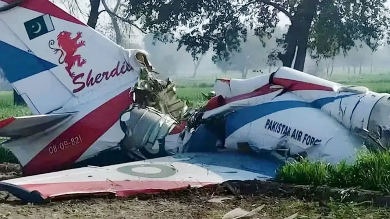পাকিস্তান বিমানবাহিনীর যুদ্ধবিমান বিধ্বস্ত, ২ পাইলট নিহত