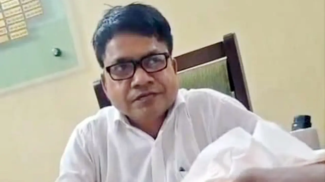 ক্যালকুলেটরে ‘ঘুষের’ হিসাব, সেই কর্মকর্তা প্রত্যাহার