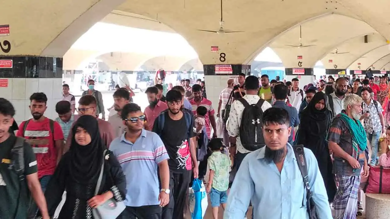 ট্রেনে জনস্রোত, ভোগান্তি নিয়ে ঢাকায় ফিরছে মানুষ