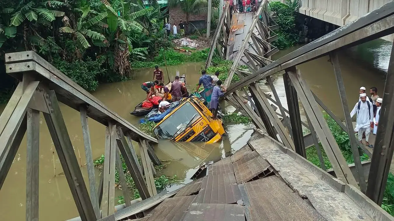 বেইলি ব্রিজ ভেঙে ঢাকা-পাথরঘাটা সড়ক যোগাযোগ বন্ধ