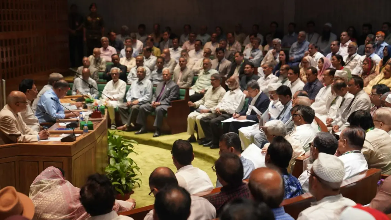 জাতীয় সংসদ ভবনে চলছে সরকারদলীয় সংসদ সদস্যদের সংসদীয় সভা
