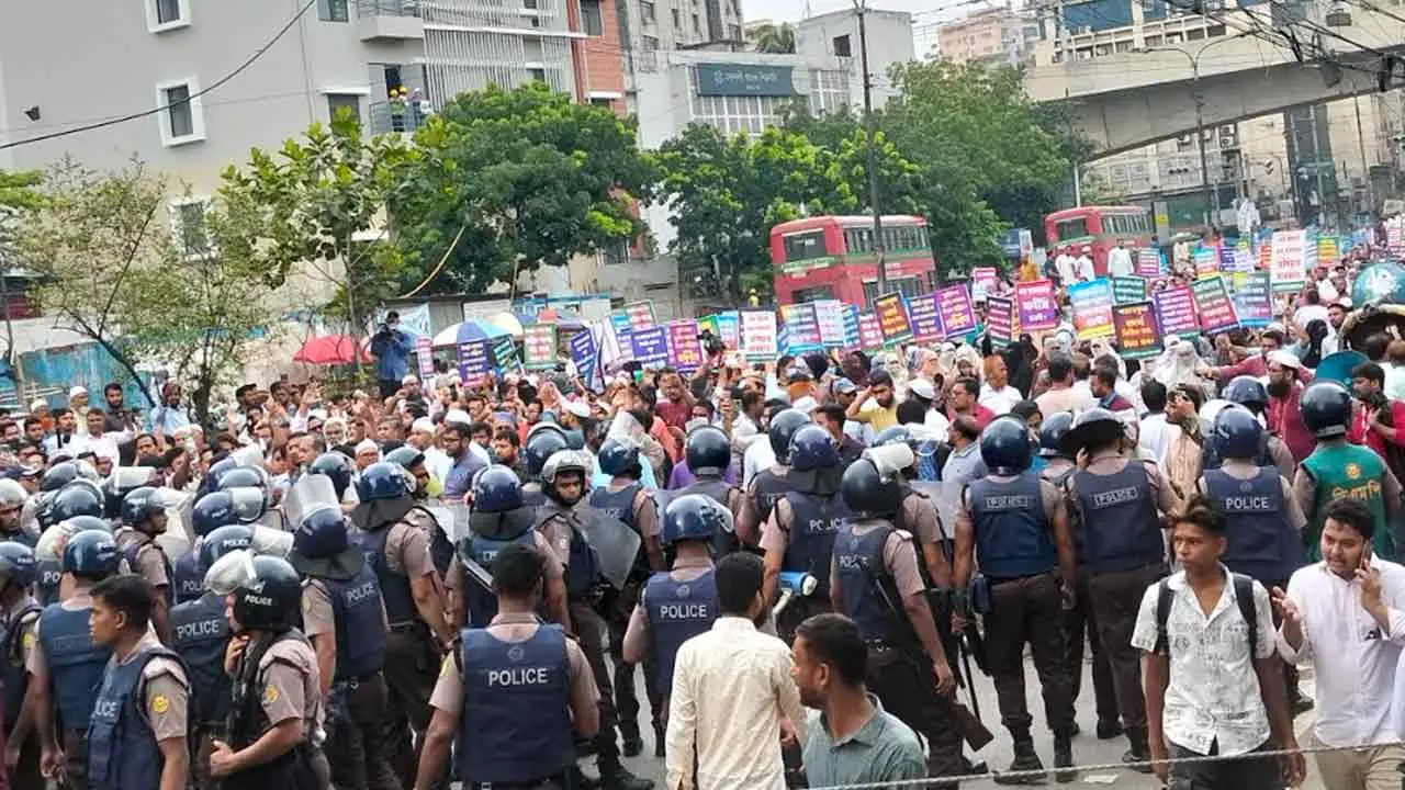 মিছিল থামিয়ে দিল পুলিশ, স্মারকলিপি জমা দিতে অর্থ মন্ত্রণালয়ে প্রতিনিধিদল