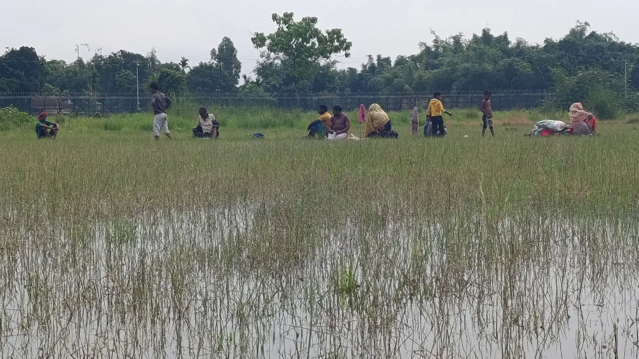 ৩৪ ঘণ্টা ধরে পঞ্চগড় সীমান্তে ১০ জন, সমাধান মেলেনি পতাকা বৈঠকেও