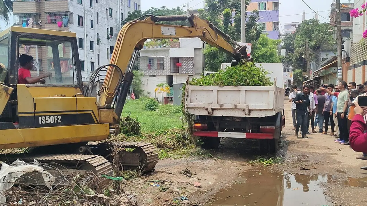নরসিংদীতে শতবর্ষী প্রসন্ন সাহার পুকুর পরিষ্কার করল জেলা ছাত্রদল