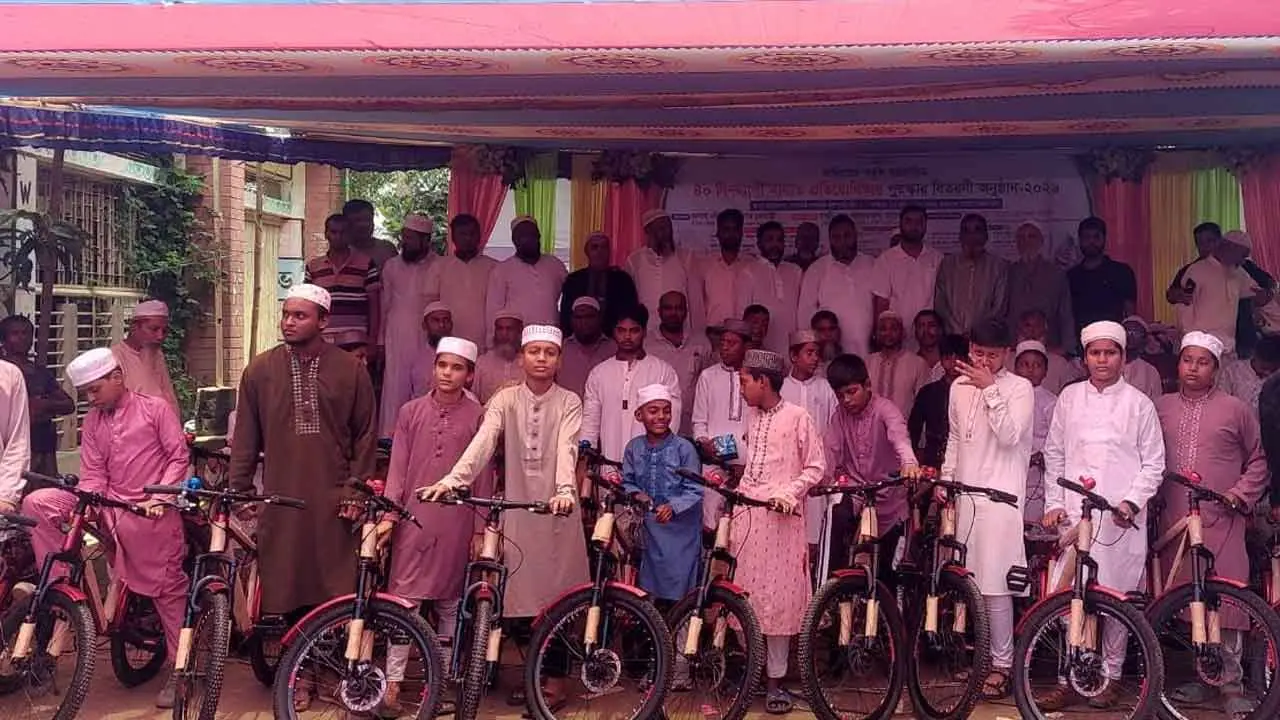 ৪০ দিন জামাতে নামাজ পড়ে বাইসাইকেল পেল ৩১ কিশোর