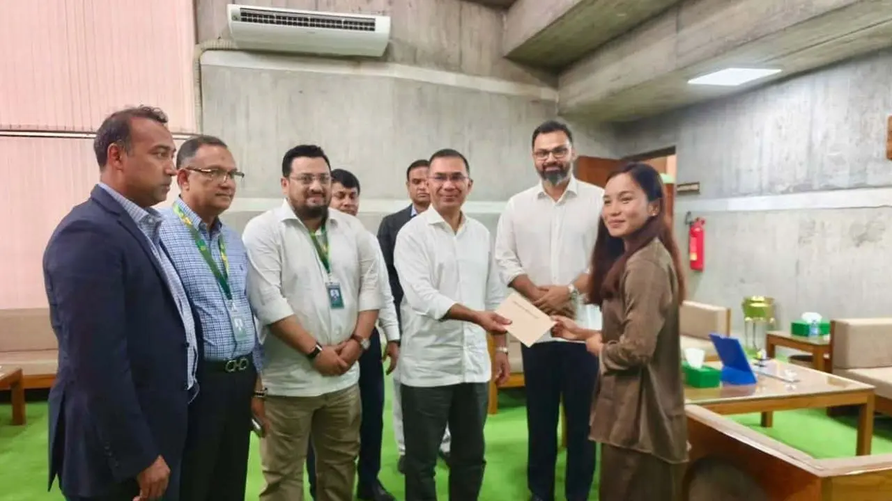 নারী ফুটবলার ঋতুপর্ণাকে বাড়ি তৈরিতে আর্থিক অনুদান দিলেন প্রধানমন্ত্রী
