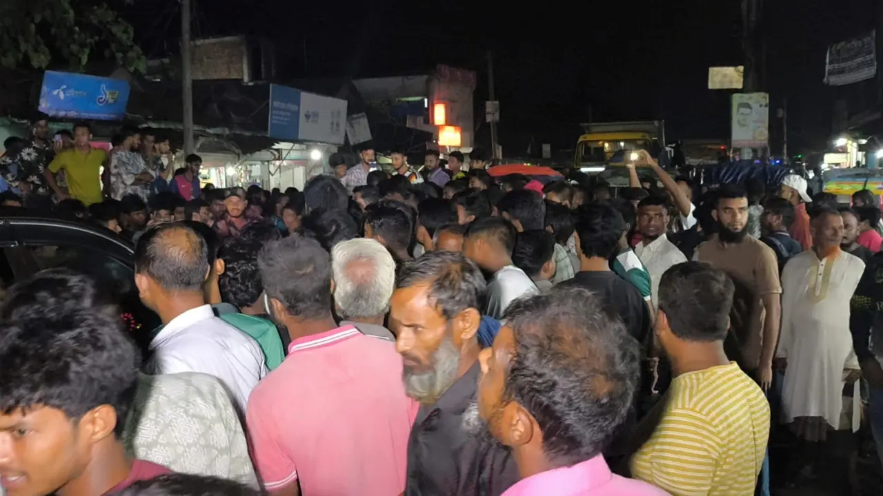 স্বাভাবিক বিদ্যুৎ সরবরাহের দাবিতে জামালপুরে মহাসড়ক অবরোধ