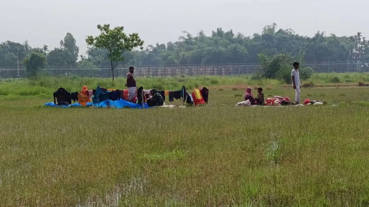 রোদ-বৃষ্টি আর অনিশ্চয়তার ৫৪ ঘণ্টা, নারী-শিশুসহ শূন্যরেখা দাঁড়িয়ে ১০ জন