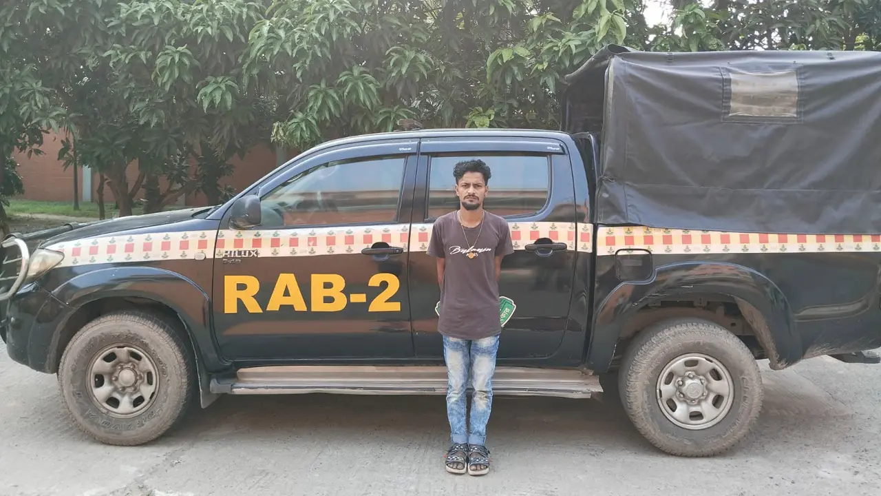 মোহাম্মদপুরের শীর্ষ ছিনতাইকারী মাওরা সোহেল বিদেশি অস্ত্রসহ গ্রেপ্তার