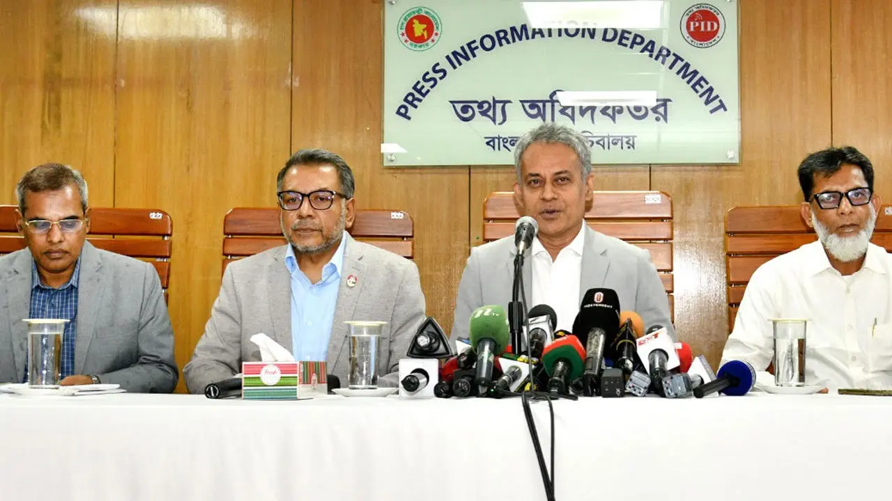 পদ্মা রেলসেতুর পিলারের গোড়া থেকে অতিরিক্ত মাটি সরিয়ে নেওয়া হয়েছে