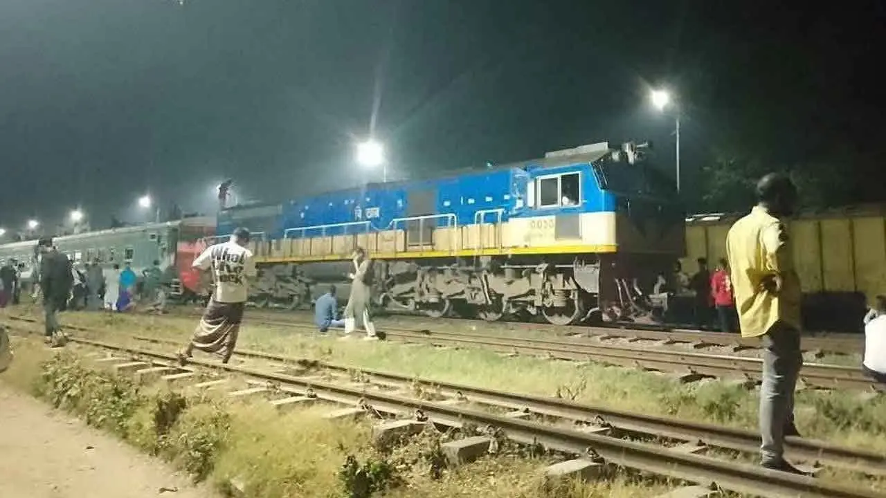 ভৈরবে রেলপথ অবরোধ, ফ্লাইট মিস হওয়ার শঙ্কায় বিদেশগামী যাত্রীরা