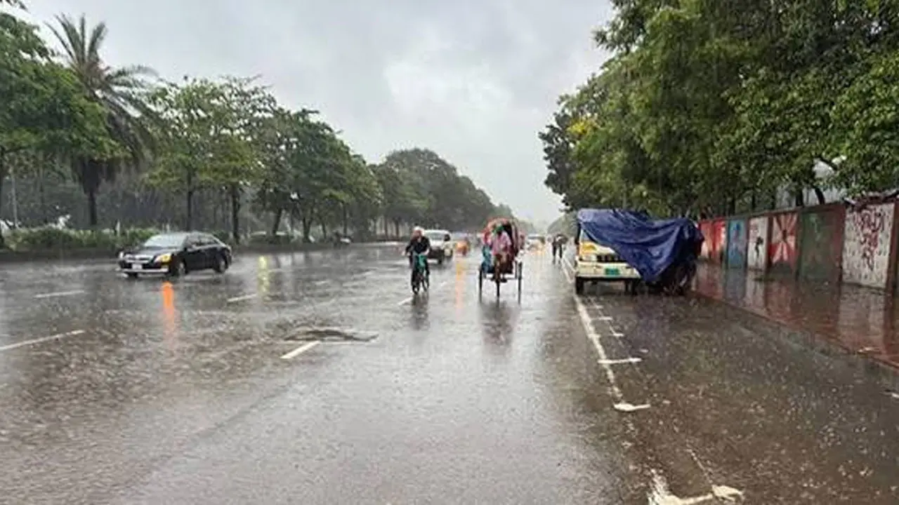 ২৪ ঘণ্টায় ঢাকায় ৬৬ মিলিমিটার বৃষ্টিপাত, আজ বজ্রসহ বৃষ্টির আভাস